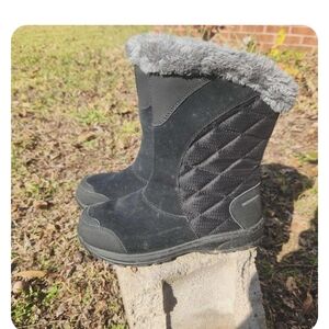 Columbia Black Quilted Winter Boots with Gray Fur